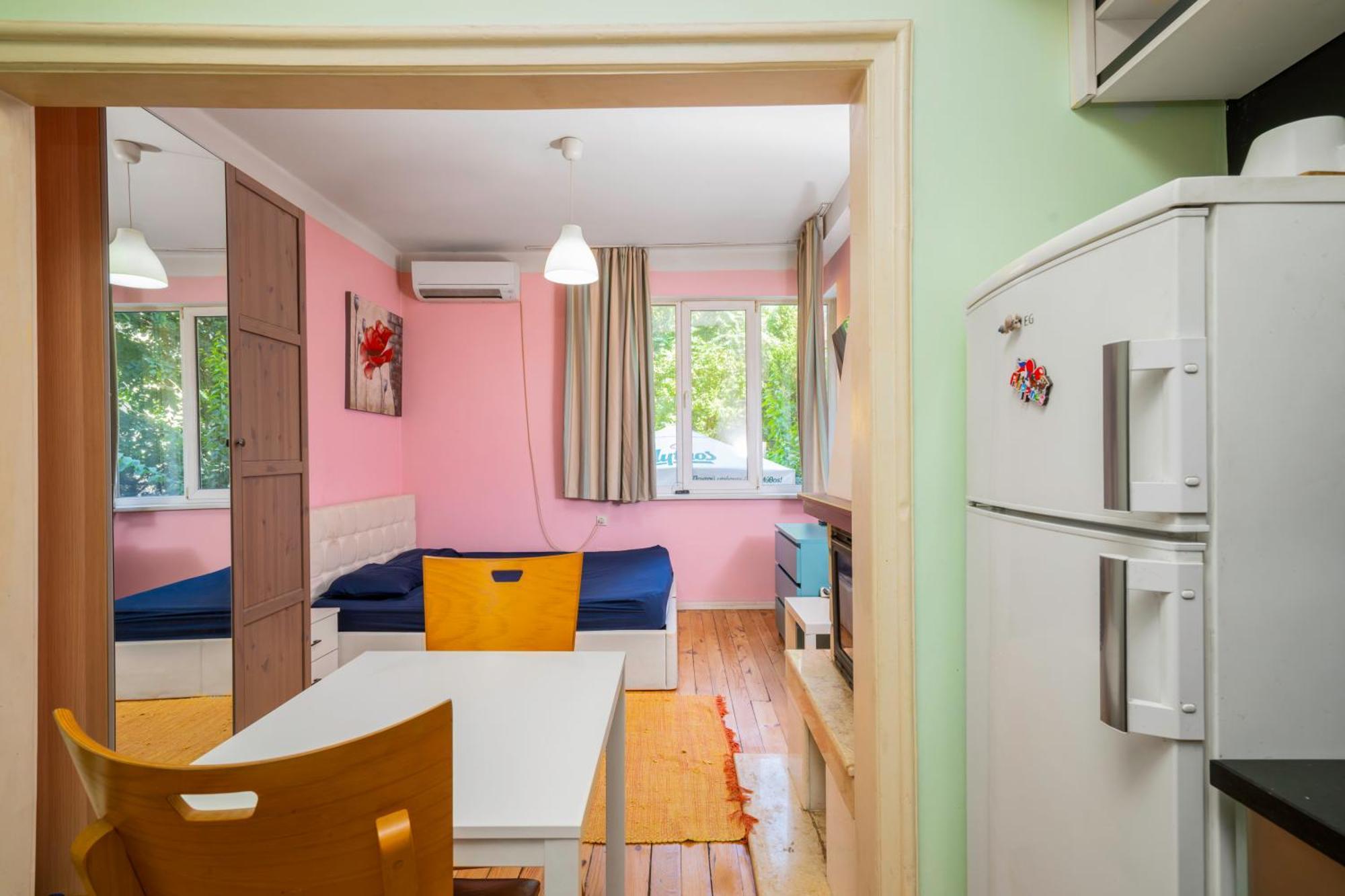 Apartemen Sofia's 1bd Colourful Getaway Near Ndk
