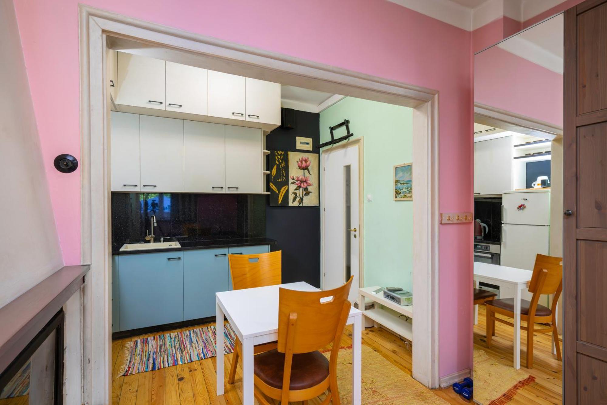 Sofia's 1bd Colourful Getaway Near Ndk *