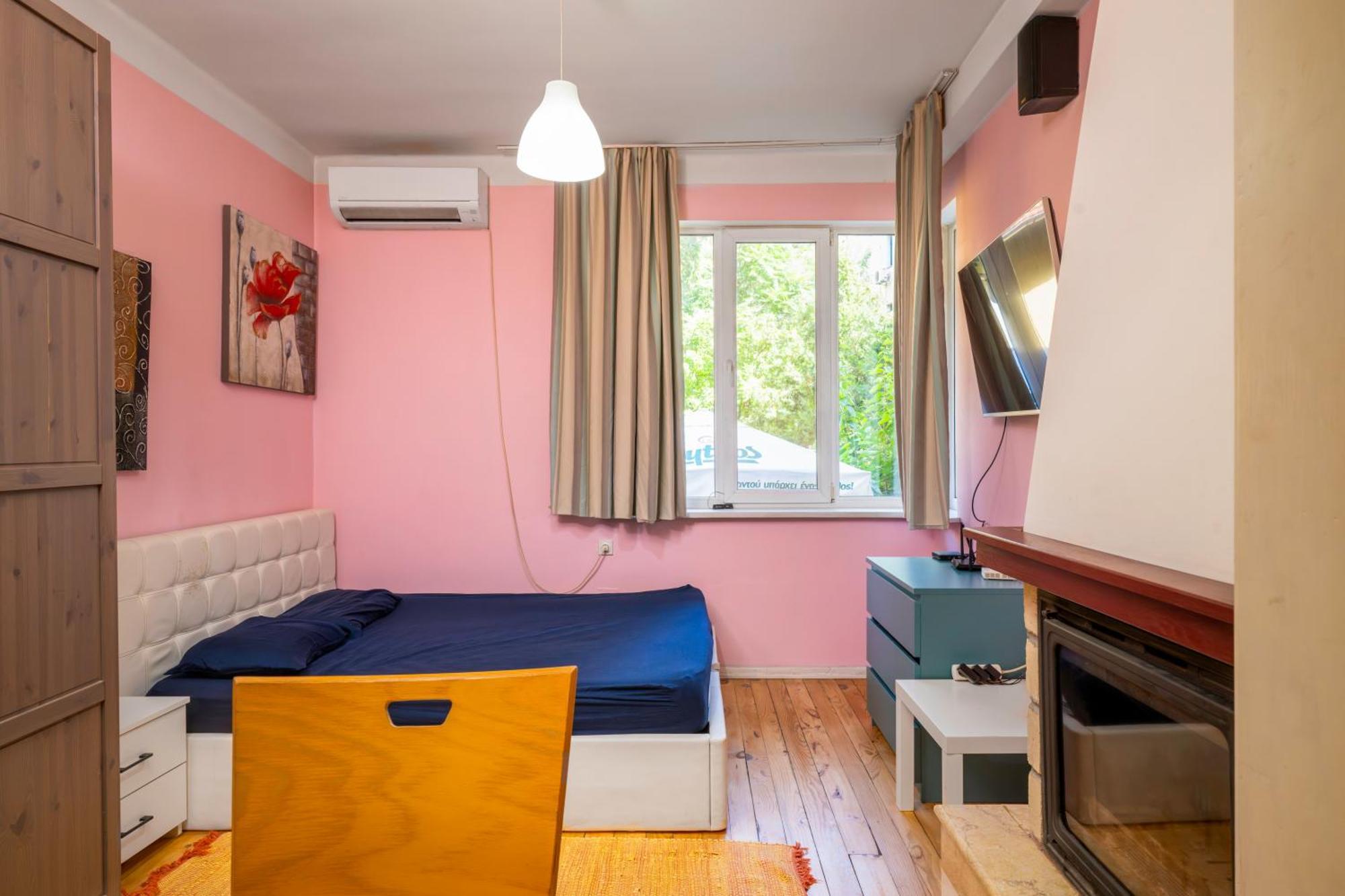 Sofia's 1bd Colourful Getaway Near Ndk Apartemen