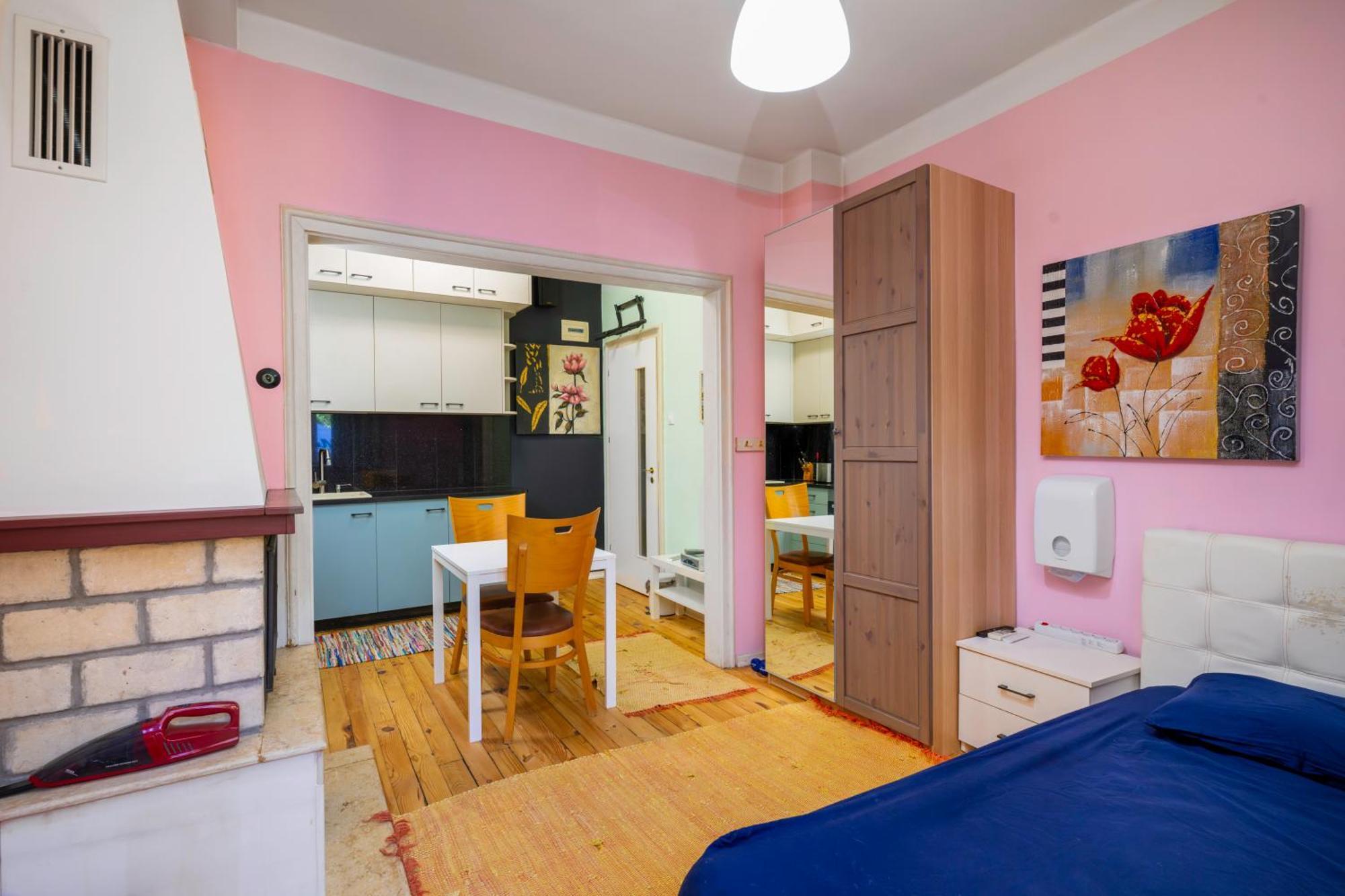 Apartemen Sofia's 1bd Colourful Getaway Near Ndk
